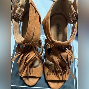 Fringe brown heels